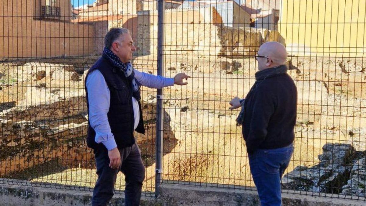 El alcalde de Astorga, José Luis Nieto (PP), en los restos arqueológicos del foro que proyecta enterrar.