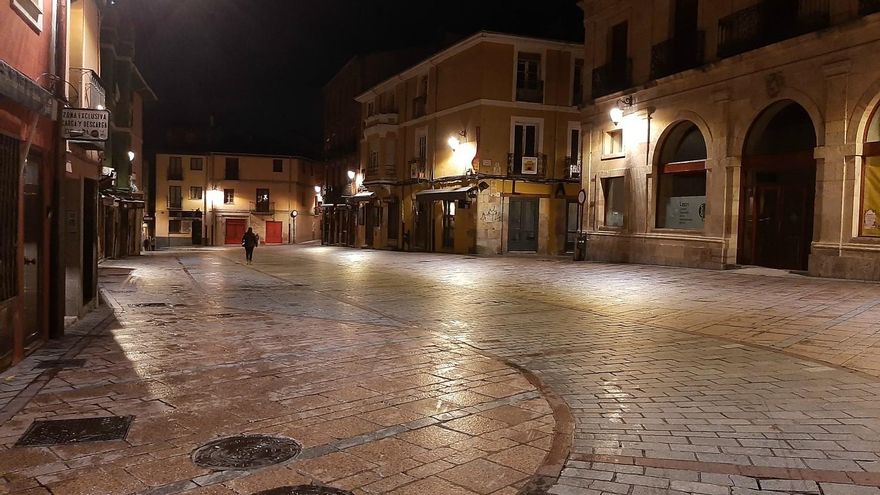 Plaza de San Martín, en el corazón del Barrio Húmedo de León, en pleno toque de queda.