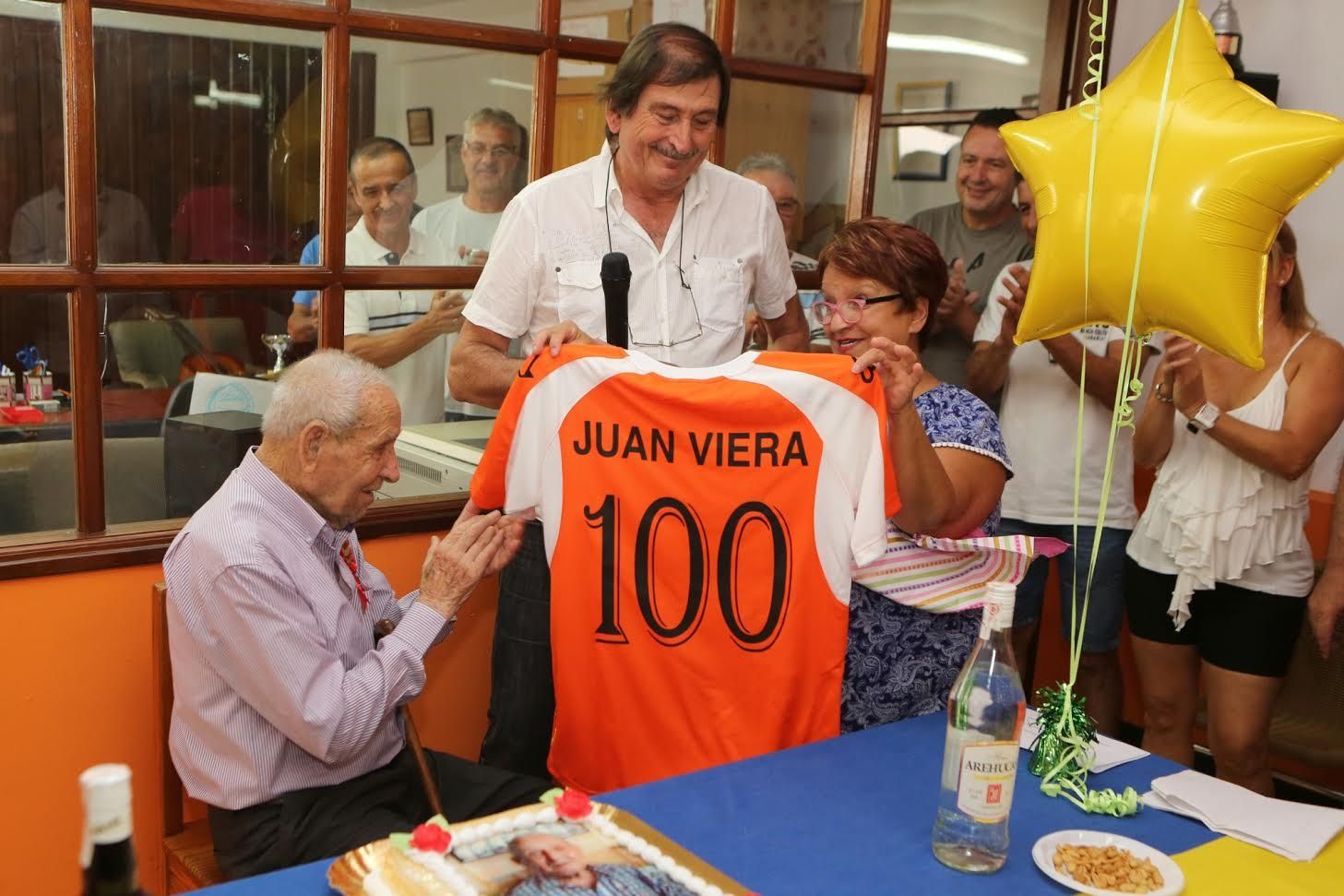 Juan Viera celebra su 100 cumpleaños. (ALEJANDRO RAMOS)