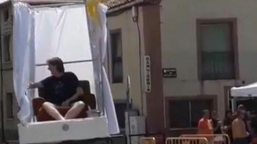 PP y Vox critican que el alcalde de Soria se subiera a un 'papamóvil' en las fiestas de un pueblo
