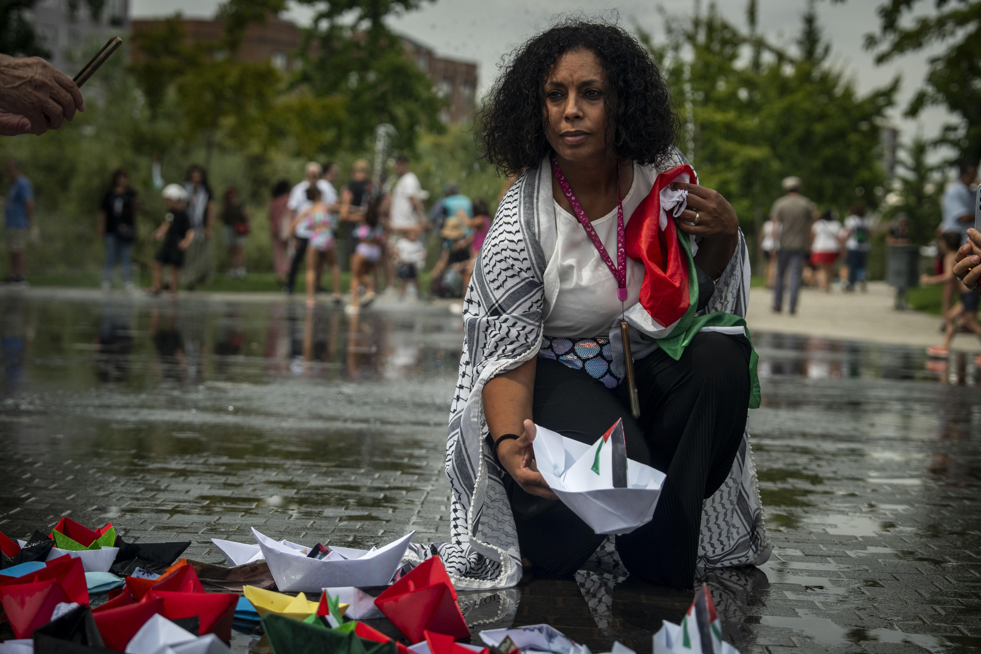 Cientos de personas llenan las orillas de Madrid Río en solidaridad con Gaza y para apoyar a la Global Sumud Flotilla