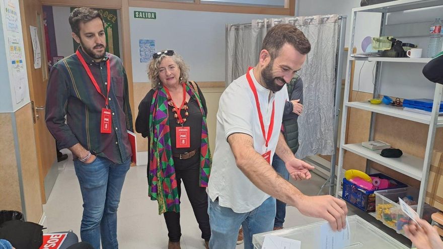 El candidato del PSOE a la Alcaldía de Zamora, David Gago, vota en las elecciones municipales. 28M