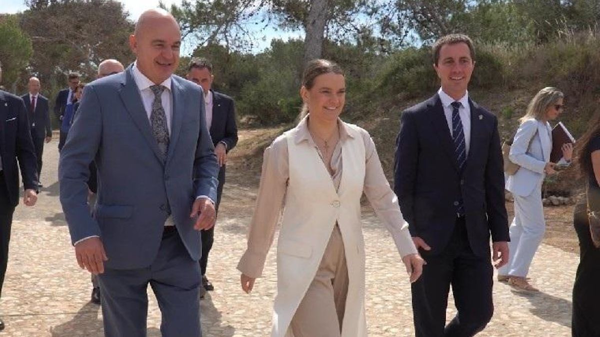 La presidenta del Govern, Marga Prohens, y los presidentes de los Consells de Eivissa y Mallorca, Vicenç Marí y Llorenç Galmés, respectivamente, en la Conferencia de Presidentes.