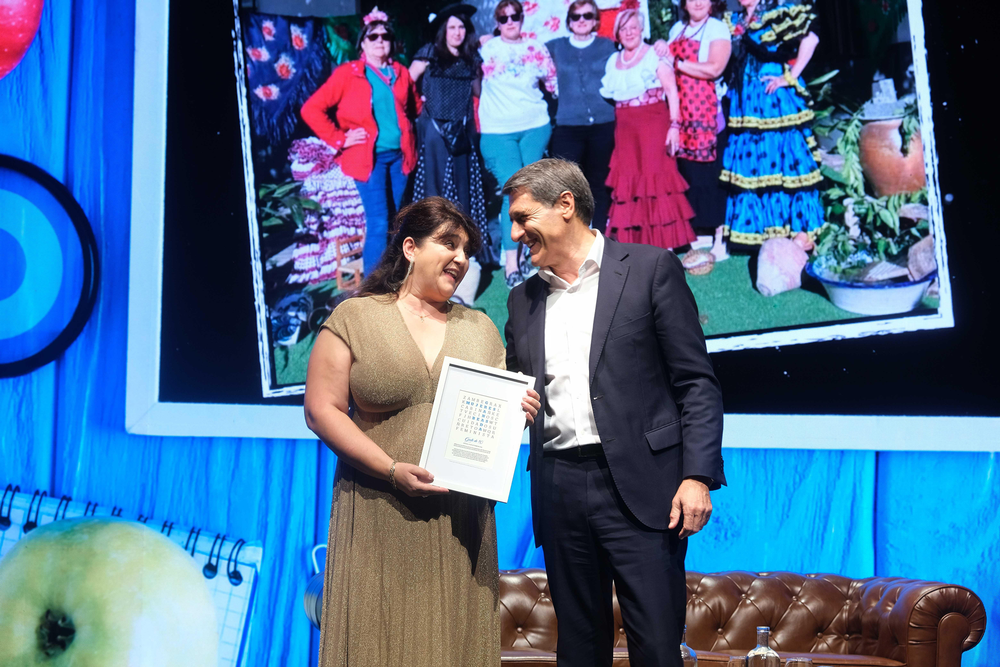 La Asociación de Mujeres de Beas de Granada (AMBEGRA) ha convertido una cabina telefónica en desuso en una pequeña biblioteca