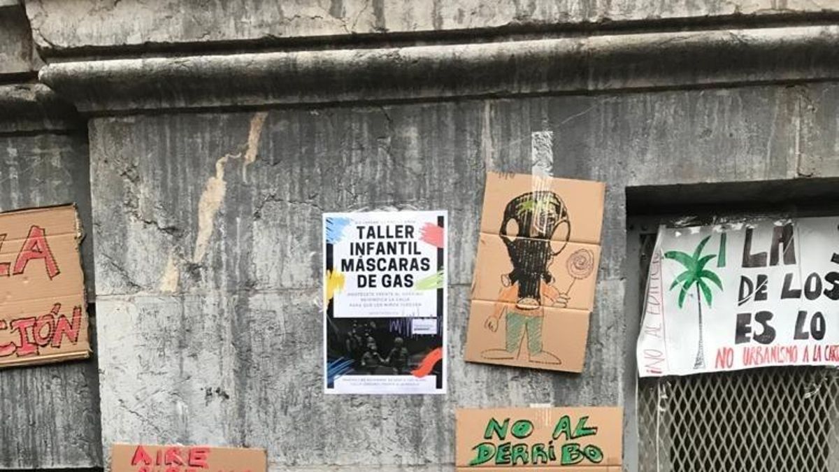 Escolares del Colegio Cervantes se protegen con "máscaras de gas" ante el derribo de la BAM