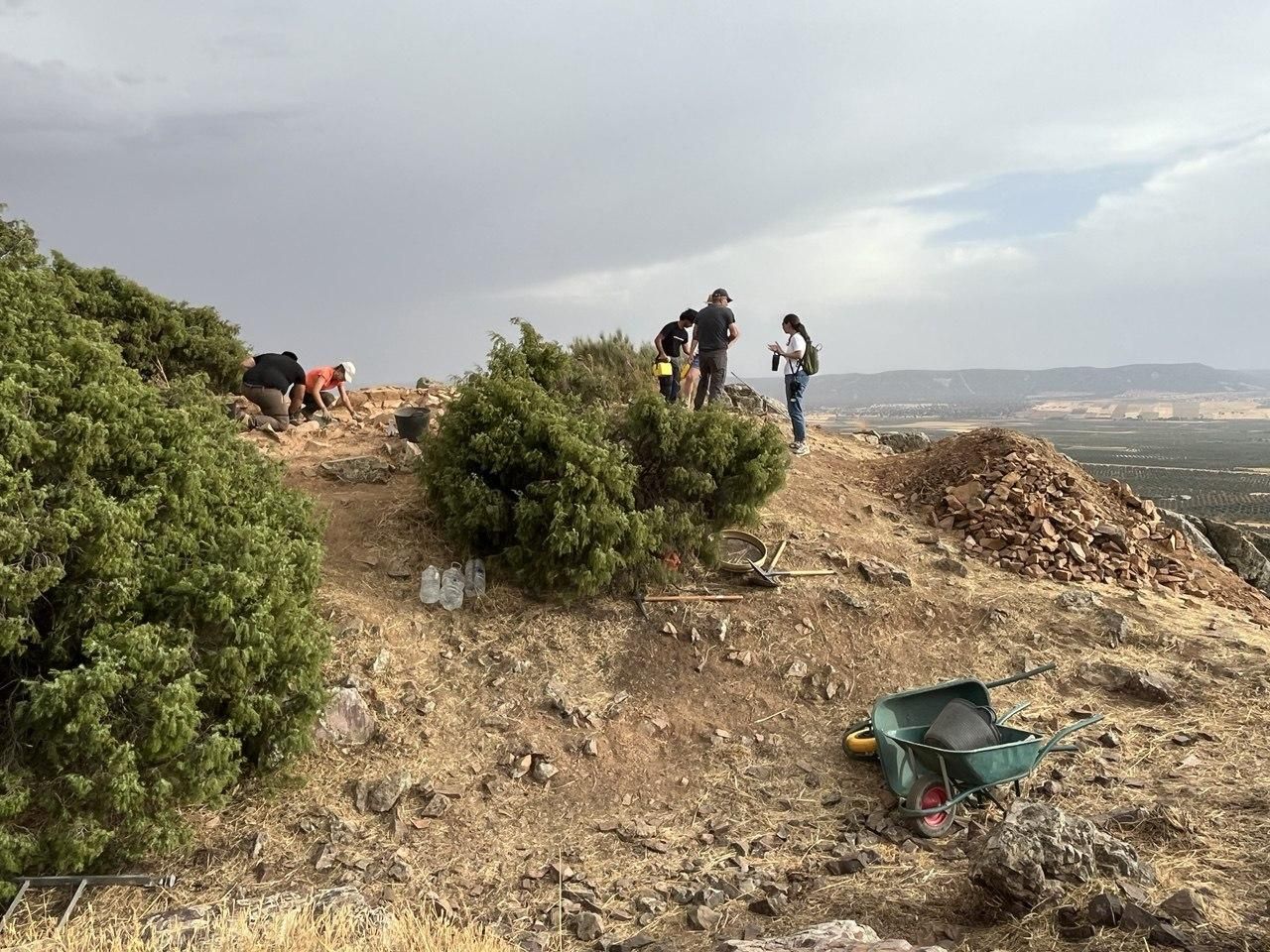 Los estudiantes de historia y arqueología de la UCM trabajando en el yacimiento de 'La Chorrera' en Los Yébenes (Toledo)