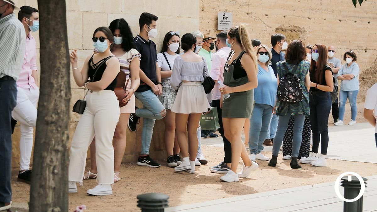 La Fiesta de los Patios vive uno de sus días fuertes con colas de visitantes que ya no se recordaban