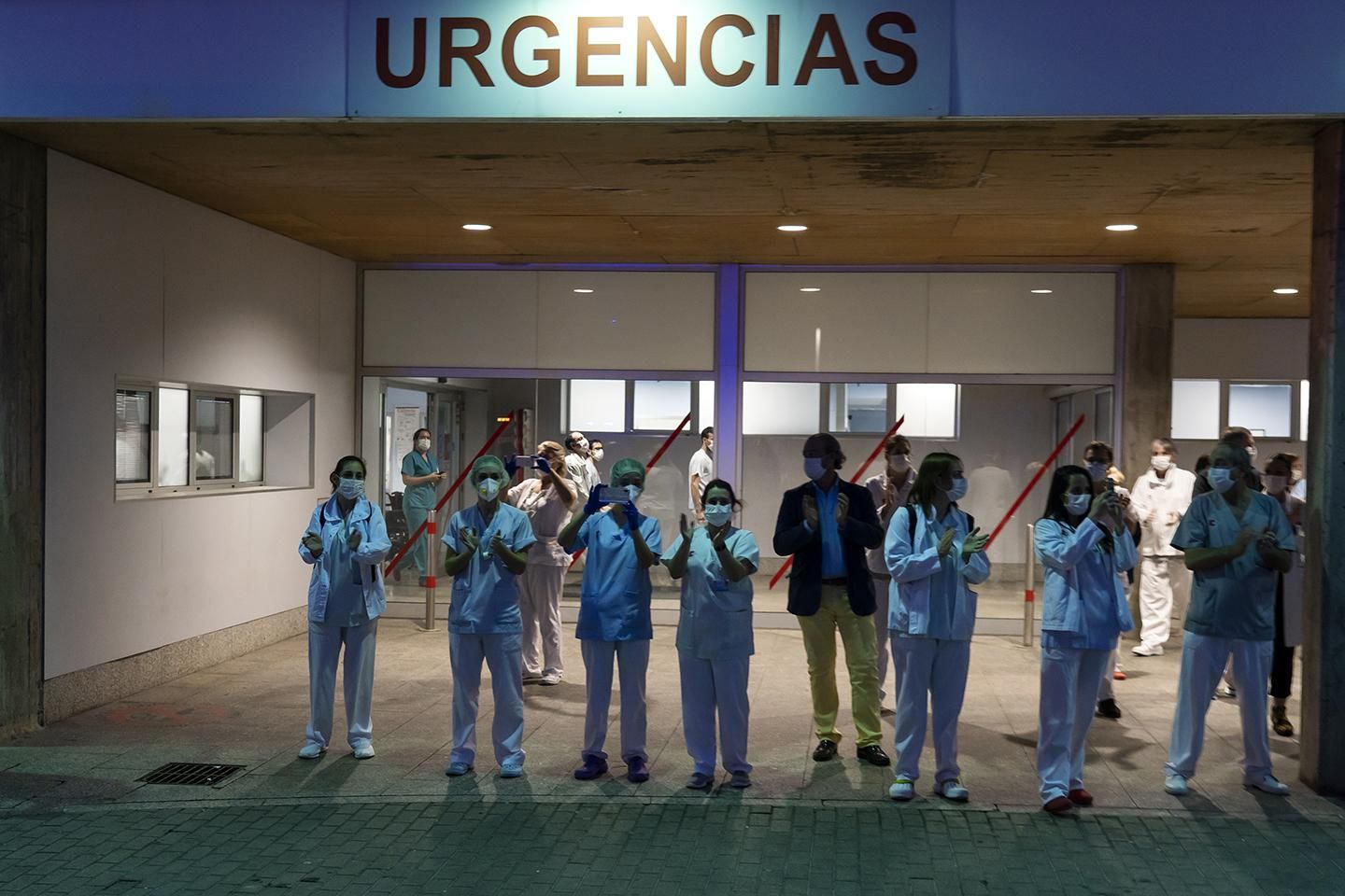 Profesionales sanitarios de las Urgencias del Hospital de Valdecilla durante uno de los aplausos de las ocho de la tarde en el pico de la pandemia. | JOAQUÍN GÓMEZ SASTRE