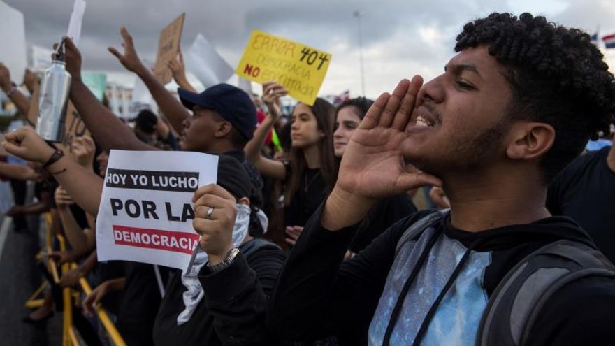 Cientos de dominicanos fueron registrados este martes al protestar contra la Junta Central Electoral (JCE), en Santo Domingo (República Dominicana).
