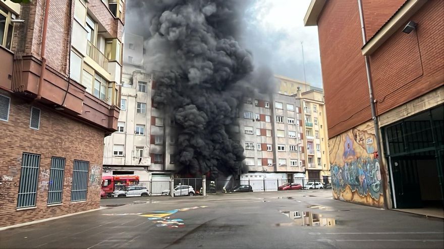 Extinguido el incendio de la calle Leopoldo Pardo de Santander por el que un vecino ha sido trasladado al hospital
