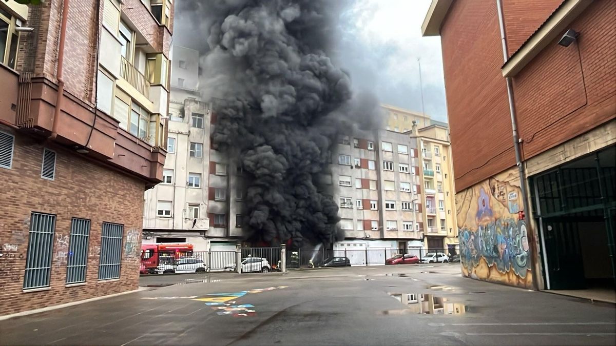 Extinguido el incendio de la calle Leopoldo Pardo de Santander por el que un vecino ha sido trasladado al hospital