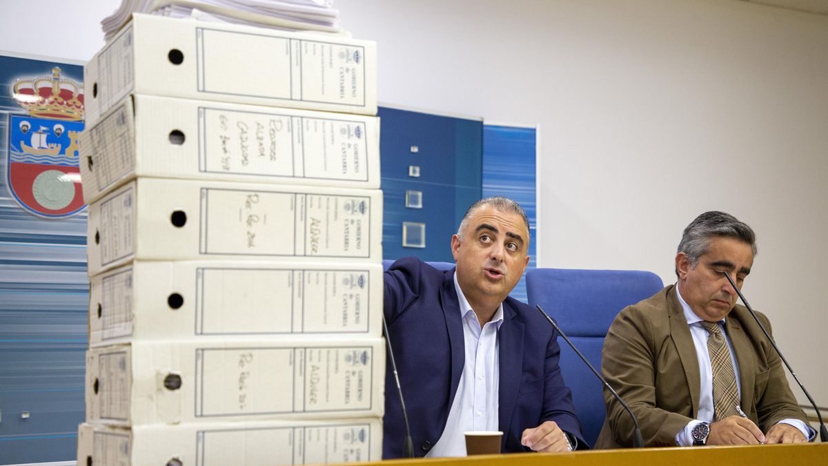 El consejero de Fomento, Roberto Media, muestra los expedientes de reclamaciones sin contestar.