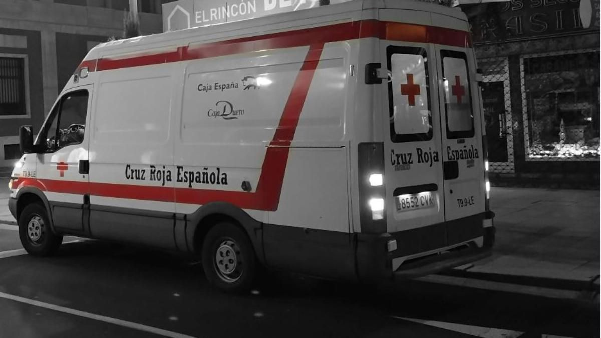 Ambulancia de la Cruz Roja León atendiendo a personas sin hogar.