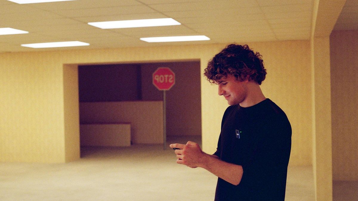 Kane Parsons, el jovencísimo director de 'Backrooms' en uno de los espacios liminales de la película