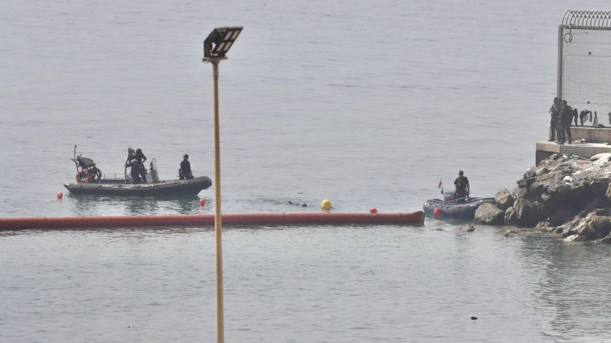 Colocación de una boya flotante para marcar el límite entre la playa del Tarajal de Ceuta y Marruecos, tras la entrada de personas en los últimos días. EFE/Reduan