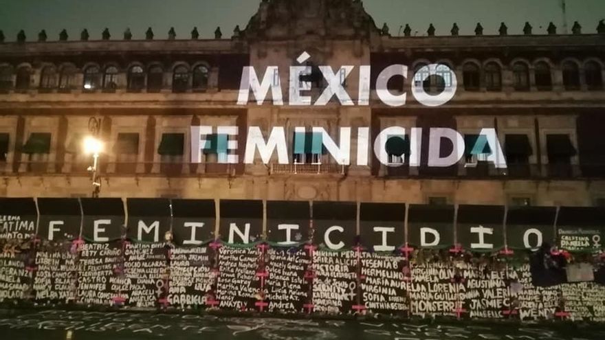 Durante el fin de semana se proyectaron numerosas consignas sobre el edificio de gobierno mexicano