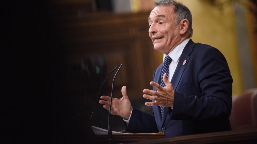 El secretario general del Partido Comunista de España, Enrique Santiago, durante el pleno en el Congreso de los Diputados, a 21 de mayo de 2025, en Madrid (España).