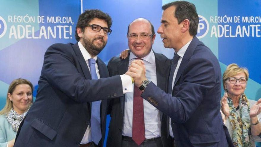 El presidente de Murcia, Fernando López Miras, junto al expresidente imputado, Pedro Antonio Sánchez y Fernando Martínez-Maíllo, excoordinador general del Partido Popular