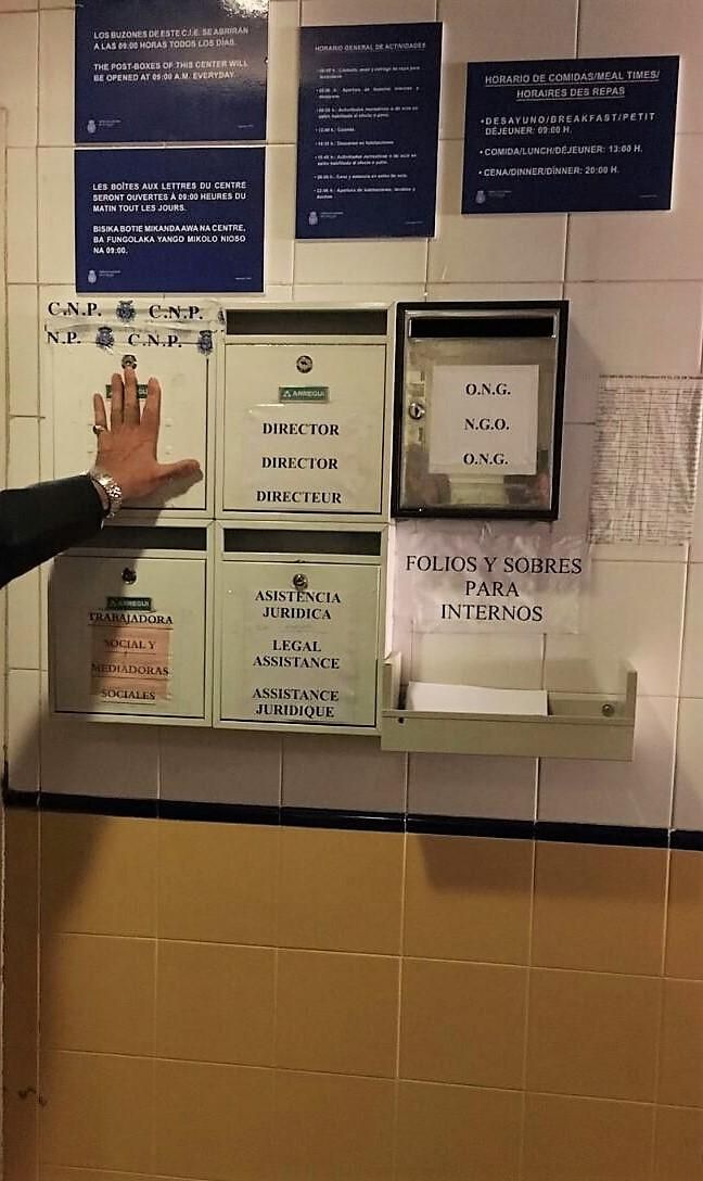 Los buzones donde los internos pueden introducir sus quejas o mostrar su intención de pedir asilo. Imagen cedida.