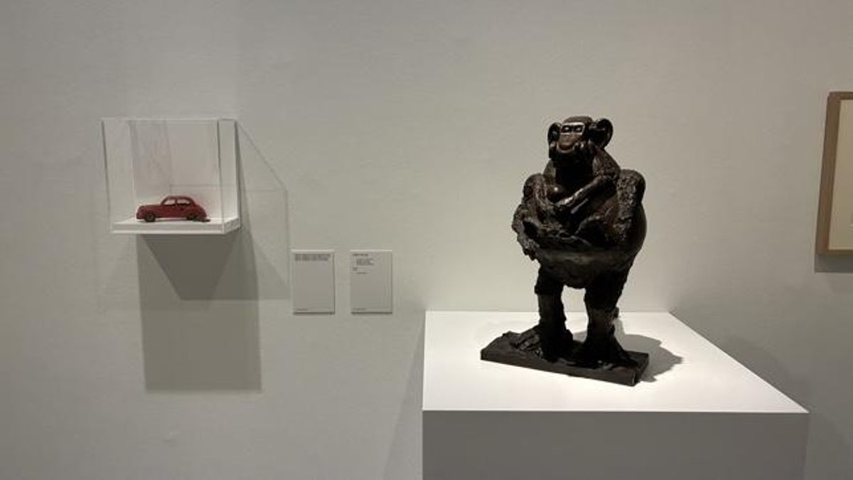 Escultura de Picasso 'Mona con cría', junto al cochecito que inspiró la cabeza del simio.