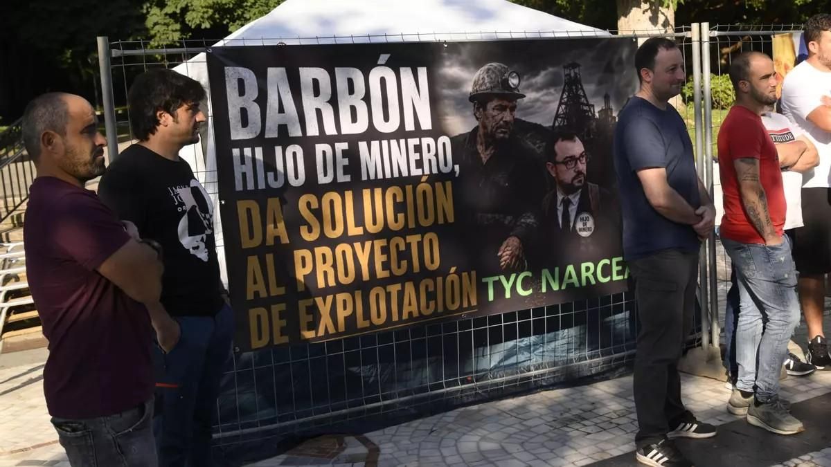Los trabajadores de TYC Narcea colocaron en el Campo San Francisco, en Oviedo, una gran pancarta, con alusiones a los vínculos familiares con la minería del presidente del Gobierno asturiano, Adrián Barbón.