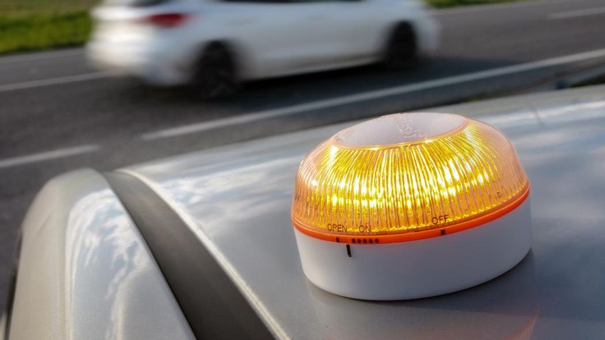 Estos son los vehículos que deben llevar la baliza V16, según la DGT