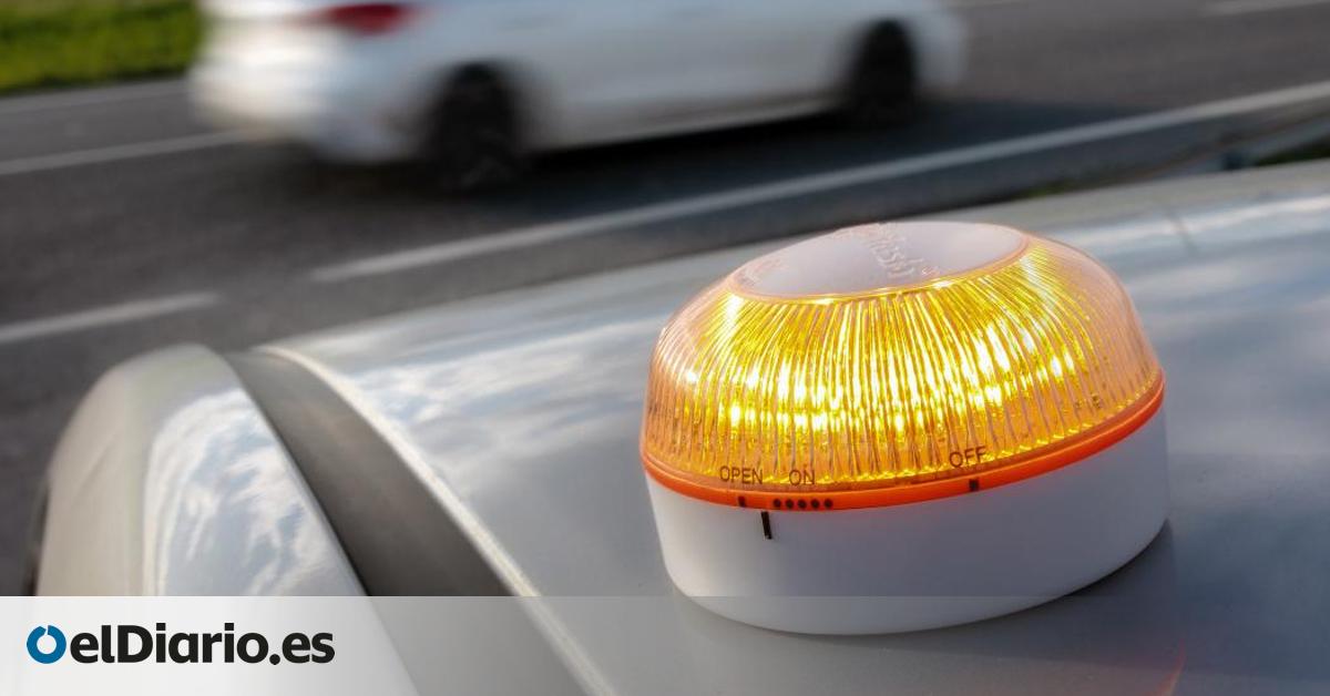 Estos son los vehículos que deben llevar la baliza V16, según la DGT