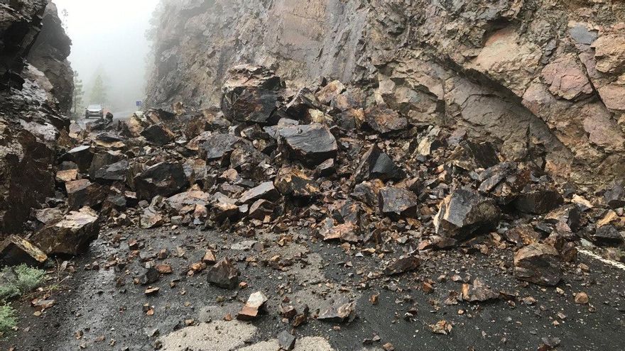 La GC-605, entre Ayacata y Presa de Las Niñas, cortada por un derrumbe
