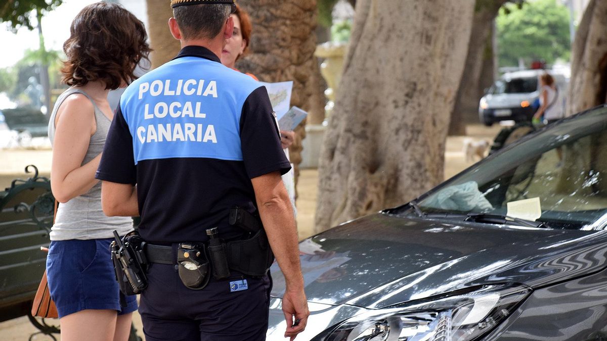 Se ofrece a ayudarle con las bolsas de la compra y le roba 110 euros a punta de navaja