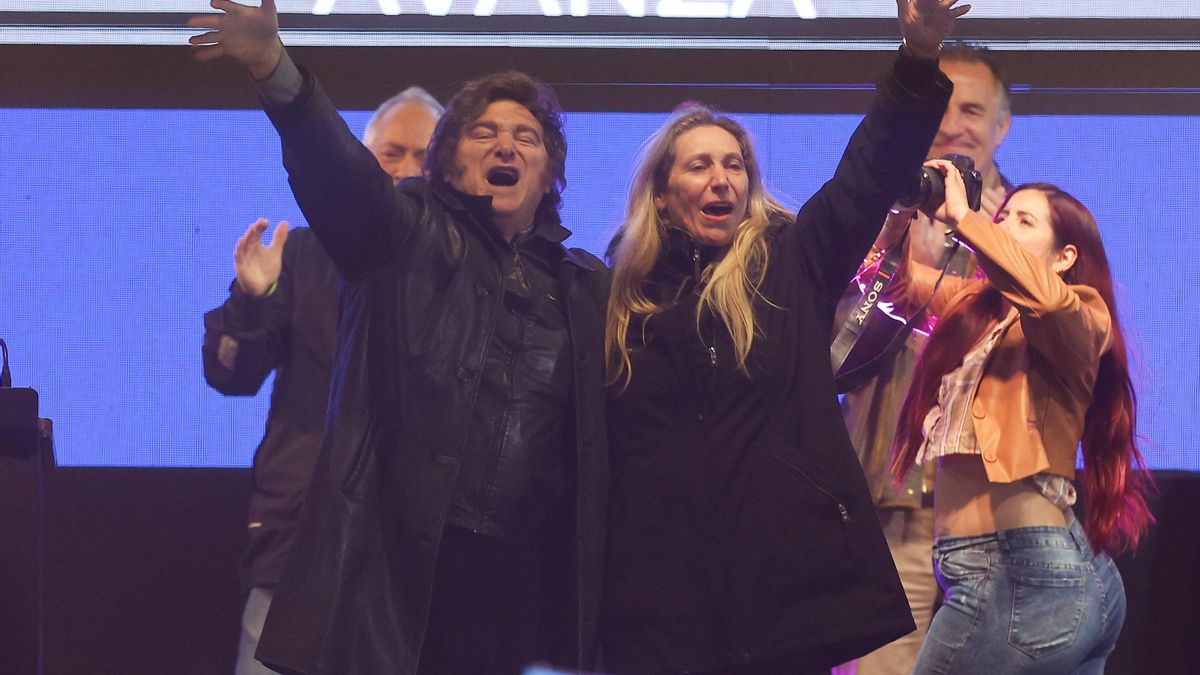 El presidente de Argentina, Javier Milei, y su hermana, Karina Milei, asisten al cierre de campaña de su partido La Libertad Avanza (LLA) en Moreno.