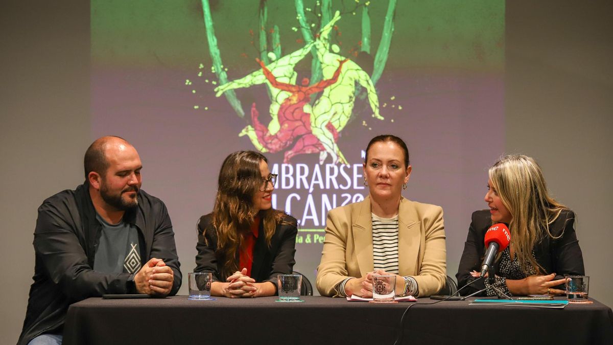 El consejero de Cultura del Cabildo de La Palma, Pablo Díaz Cobiella (1i), la concejal de Cultura del Ayuntamiento de Los Llanos de Aridane, Marlene González (2d), la concejal de Cultura del Ayuntamiento de El Paso, Irinova Hernández (1d), y la directora del Festival Nombrase Volcán, Patricia Figuero (2i), durante la presentación del festival de poesía y performance que tendrá lugar del 14 al 18 de mayo en la Isla.