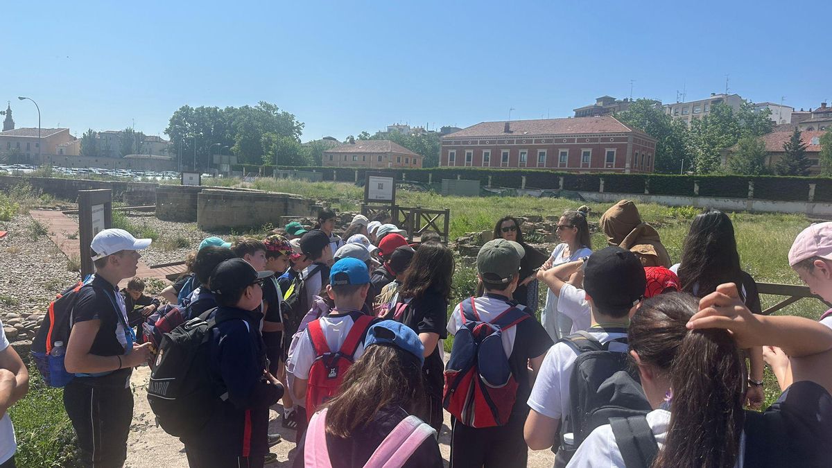 Visita de escolares al yacimiento de Valbuena