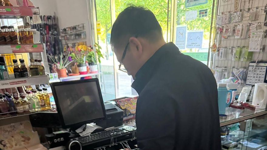 Un comercio, dispensando pilas durante el apagón.