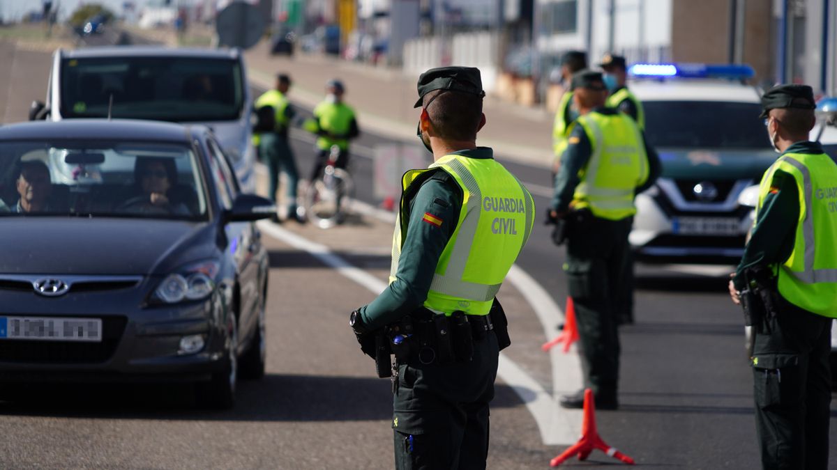 Agentes de la Guardia Civil realizan un control de movilidad.