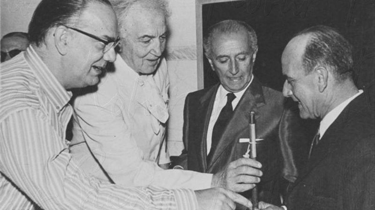 Robert Graves junto a Camilo José Cela en 1968, el día en que Deià nombró hijo adoptivo al poeta inglés.