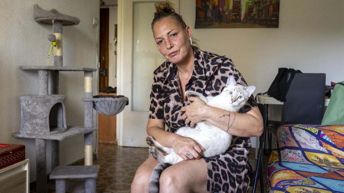 Carmen con su gato Botas en brazos mientras habla con nosotros.