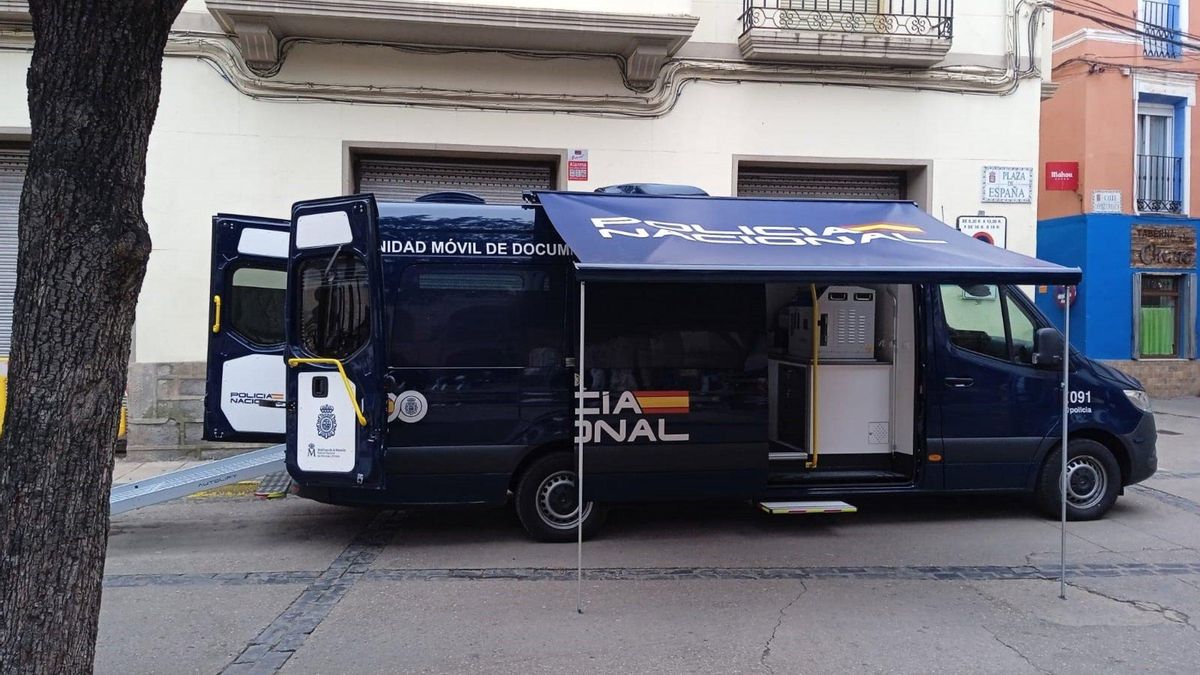 Una de las unidades móviles de la Policía Nacional, ya instalada en Teror.