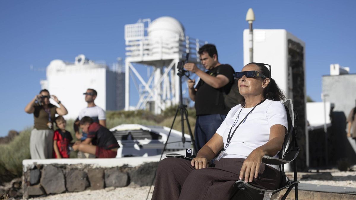 Varias personas contemplan desde el Observatorio del Teide el eclipse solar de este miércoles, que en Canarias sólo se vio de forma parcial.