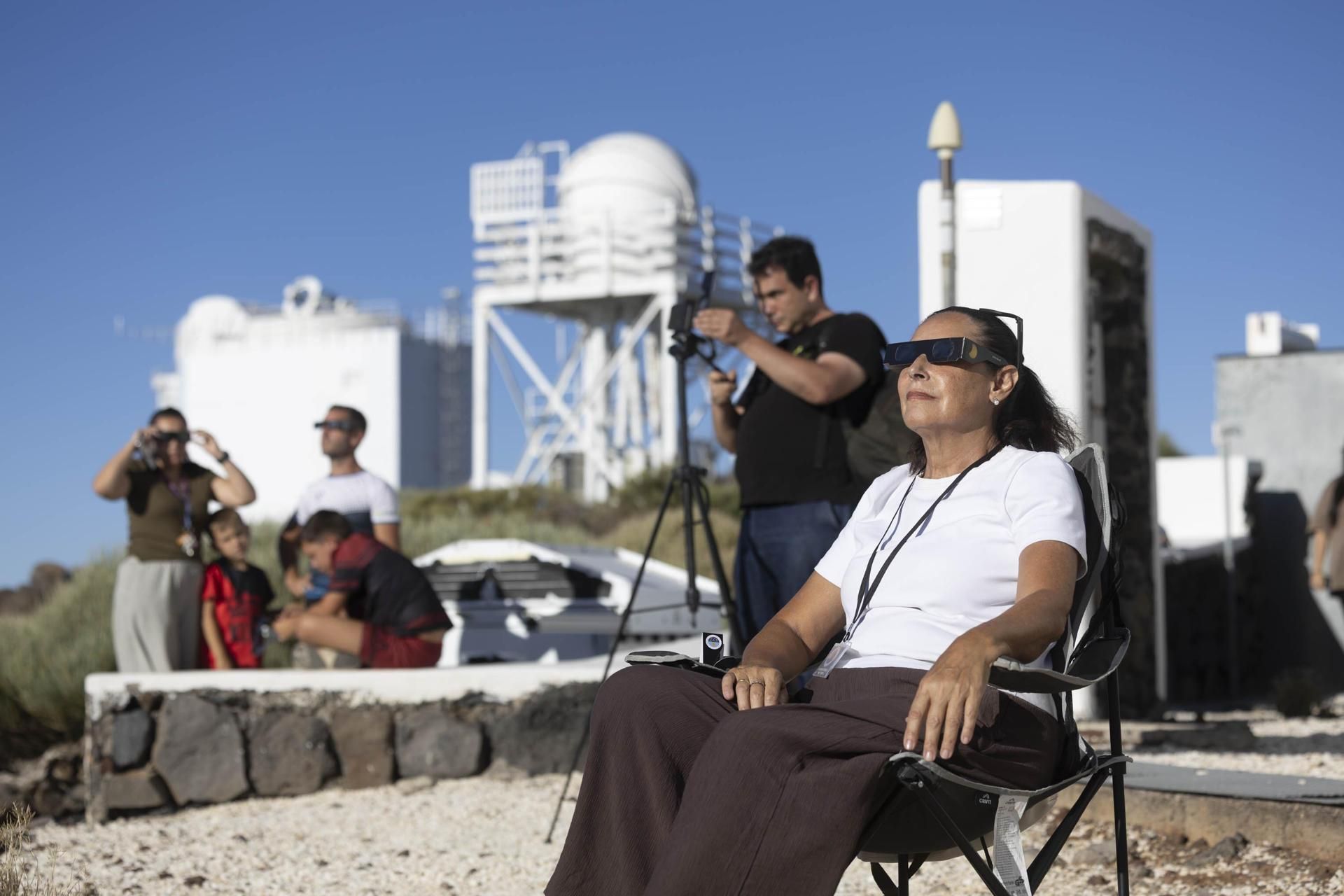 Varias personas contemplan desde el Observatorio del Teide el eclipse solar de este miércoles, que en Canarias sólo se vio de forma parcial.
