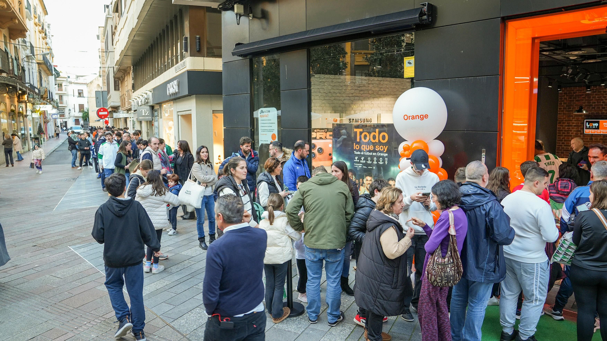 Mikel Goti e íker Álvarez firman autógrafos a los aficionados del Córdoba CF