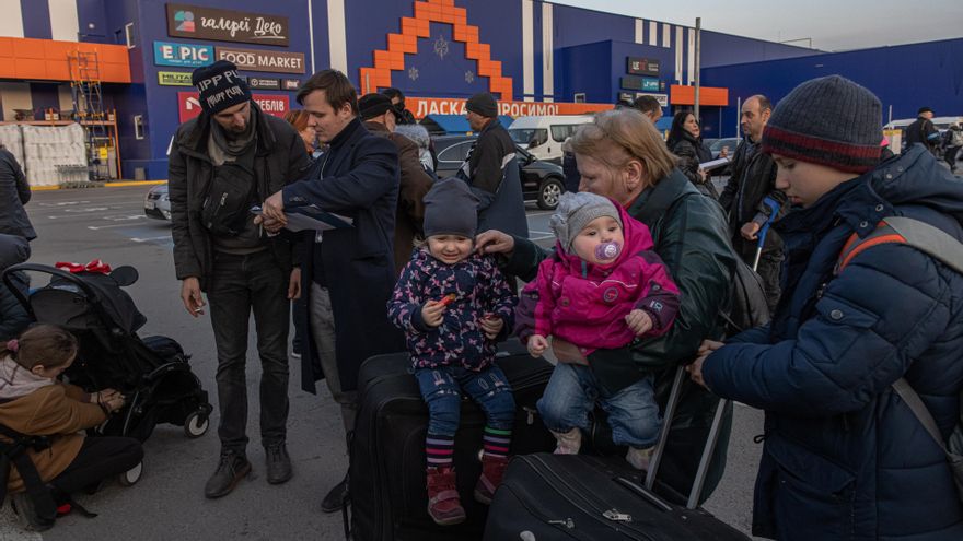 Ciudadanos evacuados de la ciudad de Mariúpol a su llegada a localidad de Zaporiyia la semana pasada. EFE/EPA/ROMAN PILIPEY