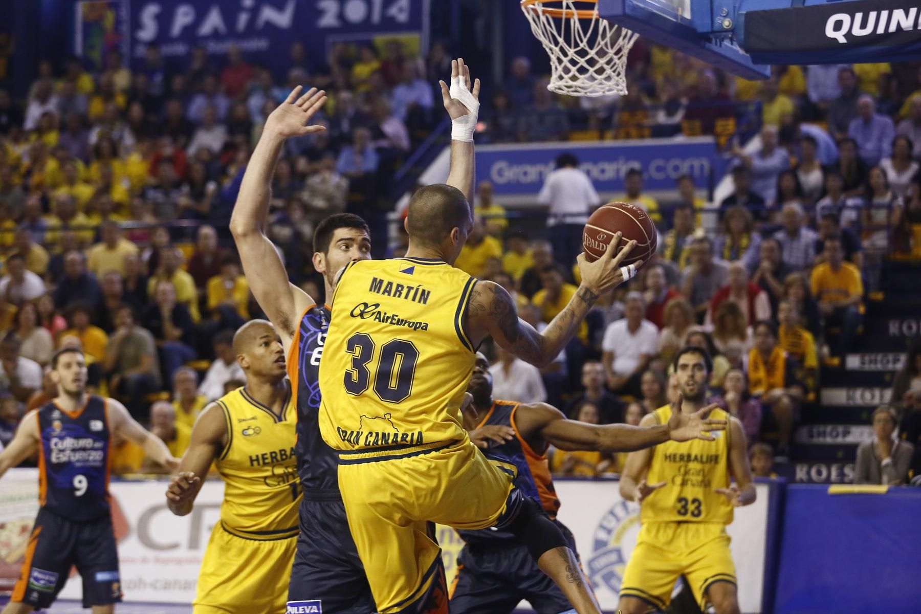 Nacho Martín pasa el balón ante la defensa de Triguero. ACB Photo/M. Henríquez