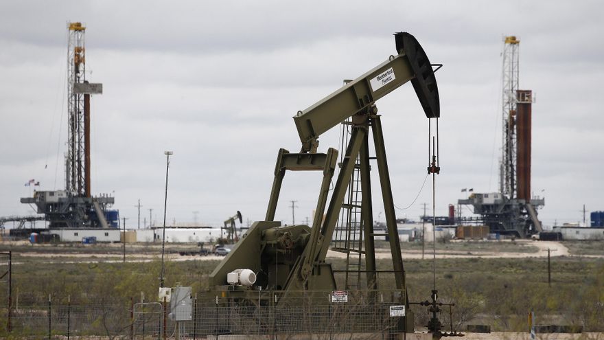 Al final de las operaciones en la Bolsa Mercantil de Nueva York (Nymex), los contratos de futuros del petróleo intermedio de Texas (WTI) para entrega en junio ganaron 1,55 dólares con respecto al cierre anterior. En la imagen un registro de archivo de un pozo petrolero en Midland (Texas, EE.UU.). EFE/Larry W. Smith