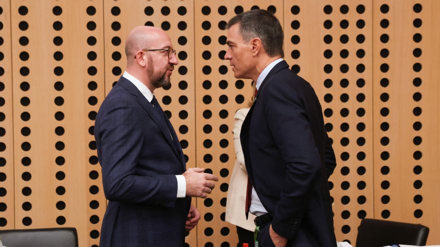 El presidente del Consejo Europeo, Charles Michel, y el presidente del Gobierno español, Pedro Sánchez, en el consejo informal de Liubliana, el 6 de octubre de 2021.