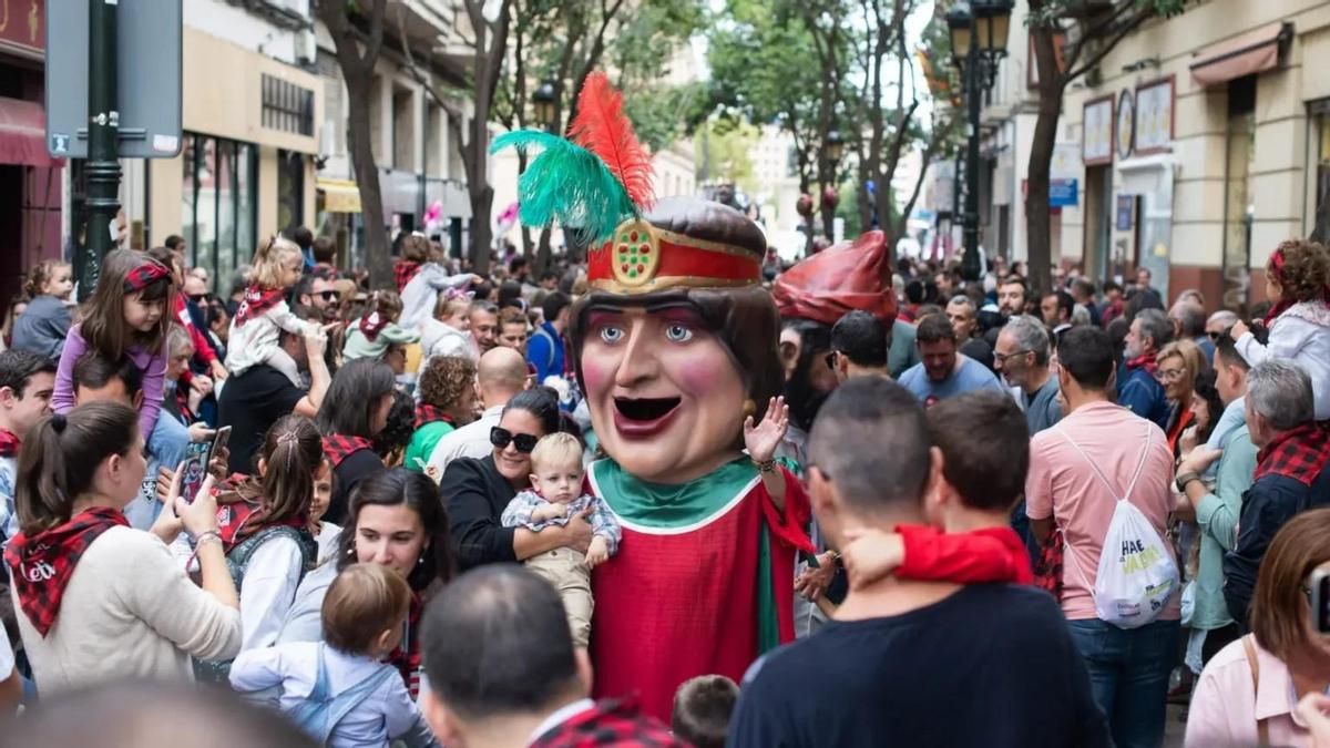 El Ayuntamiento de Zaragoza rectifica y permitirá salir a los cabezudos de los barrios durante las Fiestas del Pilar