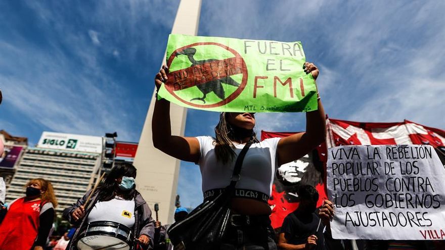 Manifestantes de izquierda en una protesta contra el FMI en Buenos Aires, el 10 de marzo 
