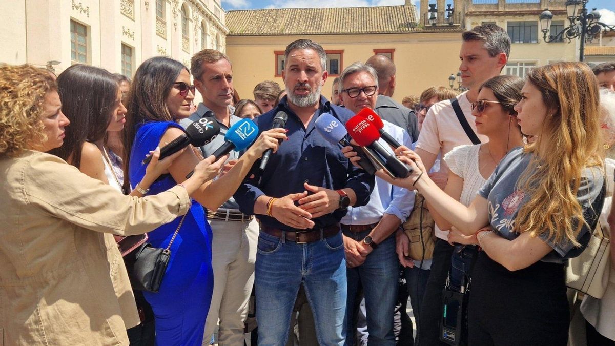 Abascal responde a Moreno sobre la prioridad nacional: "Está acusando de engañar al PP de Extremadura y Aragón"