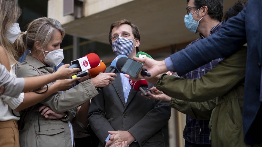 El alcalde de Madrid, José Luis Martínez-Almeida, ofrece declaraciones a los medios de comunicación a su llegada al acto de inauguración de la XVIII Semana de la Arquitectura, a 1 de octubre de 2021