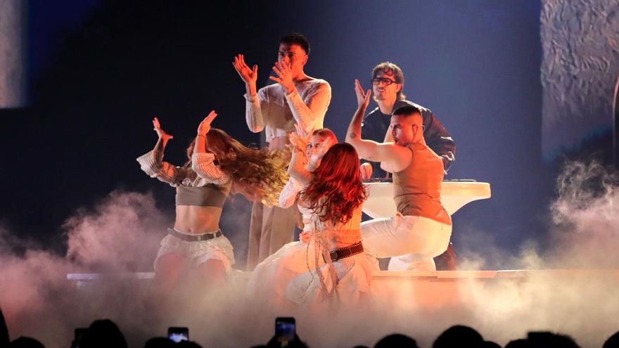 Tony Grox y Lucycalys en la final del Benidorm Fest 2026