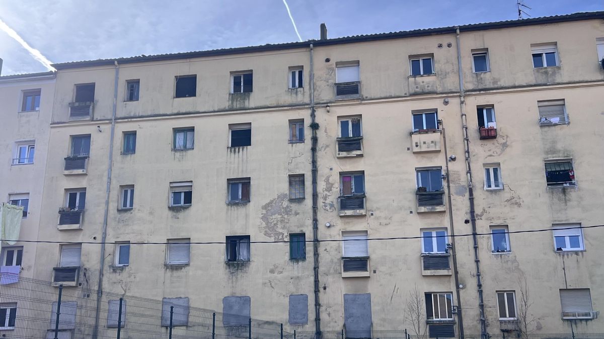 Parte trasera del edificio de la calle Marqueses de Valdecilla y Pelayo donde se construirán viviendas en régimen de alquiler asequible.